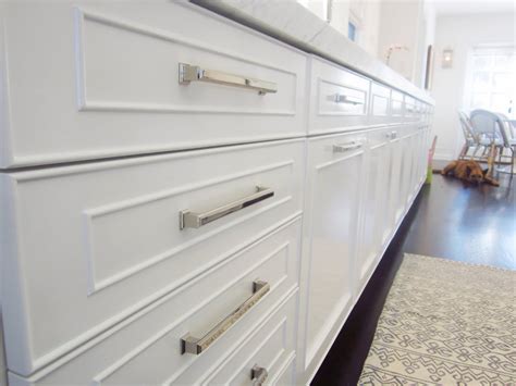 white cabinet pulls and knobs